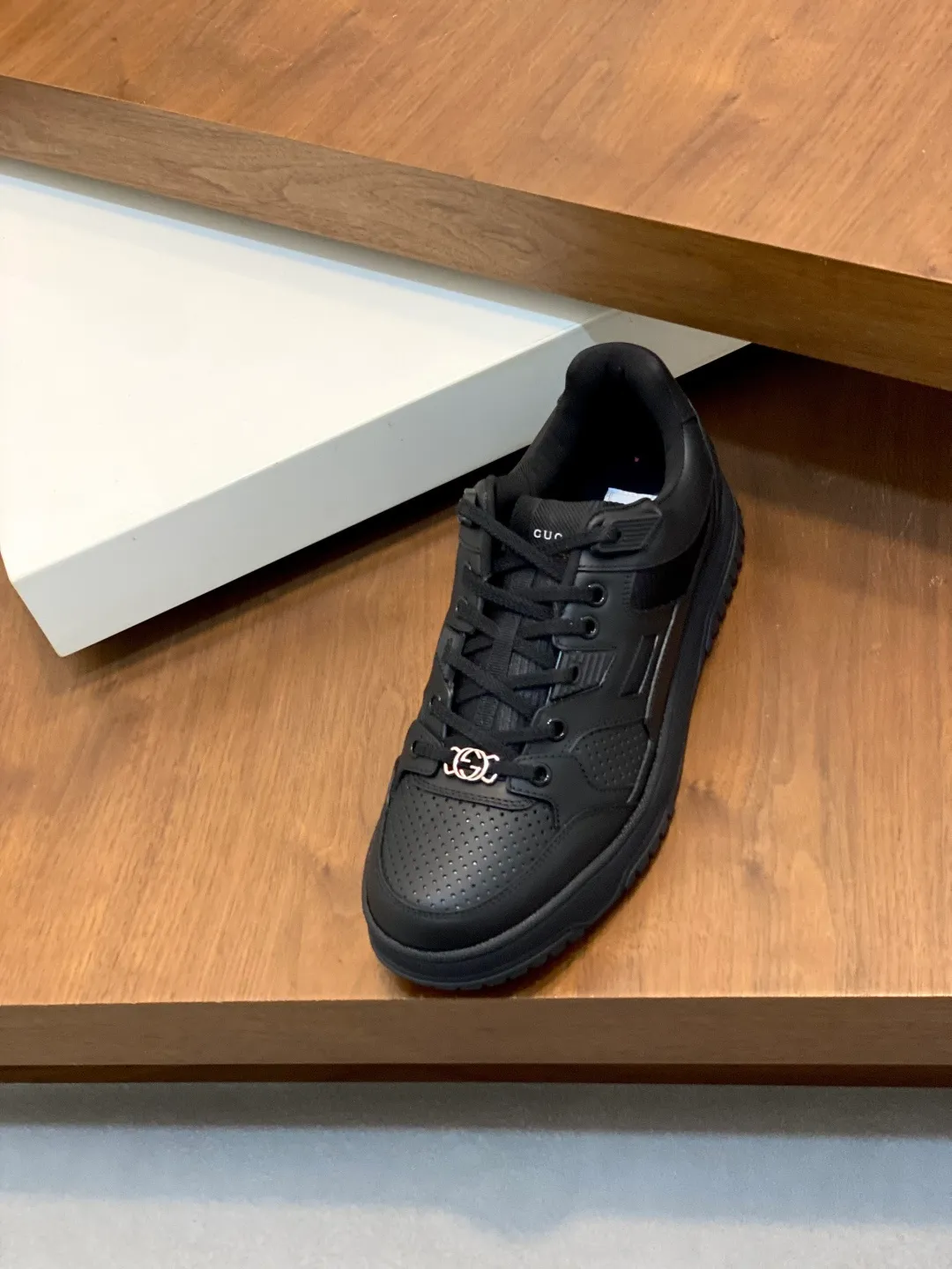 Men's Shoes 💰660 𝐆𝐮𝐜𝐜𝐢 𝐑𝐞-𝐖𝐞𝐛 As the first sneaker created by Sabato De Sarno for Gucci, the Re-Web series reinterprets the brand's classic stripes and sets off the modern silhouette design with bold and unique details. These shoes are crafted from white leather. This new sneaker is ingeniously decorated with many of the brand's classic details, and is equipped with a bright red and green webbing tongue, which will make people fall in love at first sight. White leather treated with a special process for softness and luster, with an embossed grainy texture. Script Gucci logo and interlocking G web label with Interlocking G and script Gucci logo. Rubber outsole with interlocking G detail eyelets. Web tongue. Size: 39-44 (customized for sizes 38 and 45)